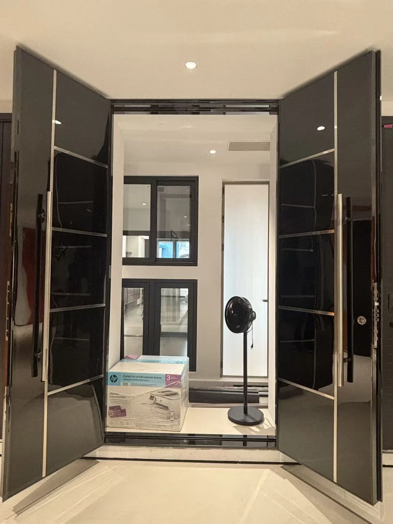 First-party Foshan showroom display of entrance doors