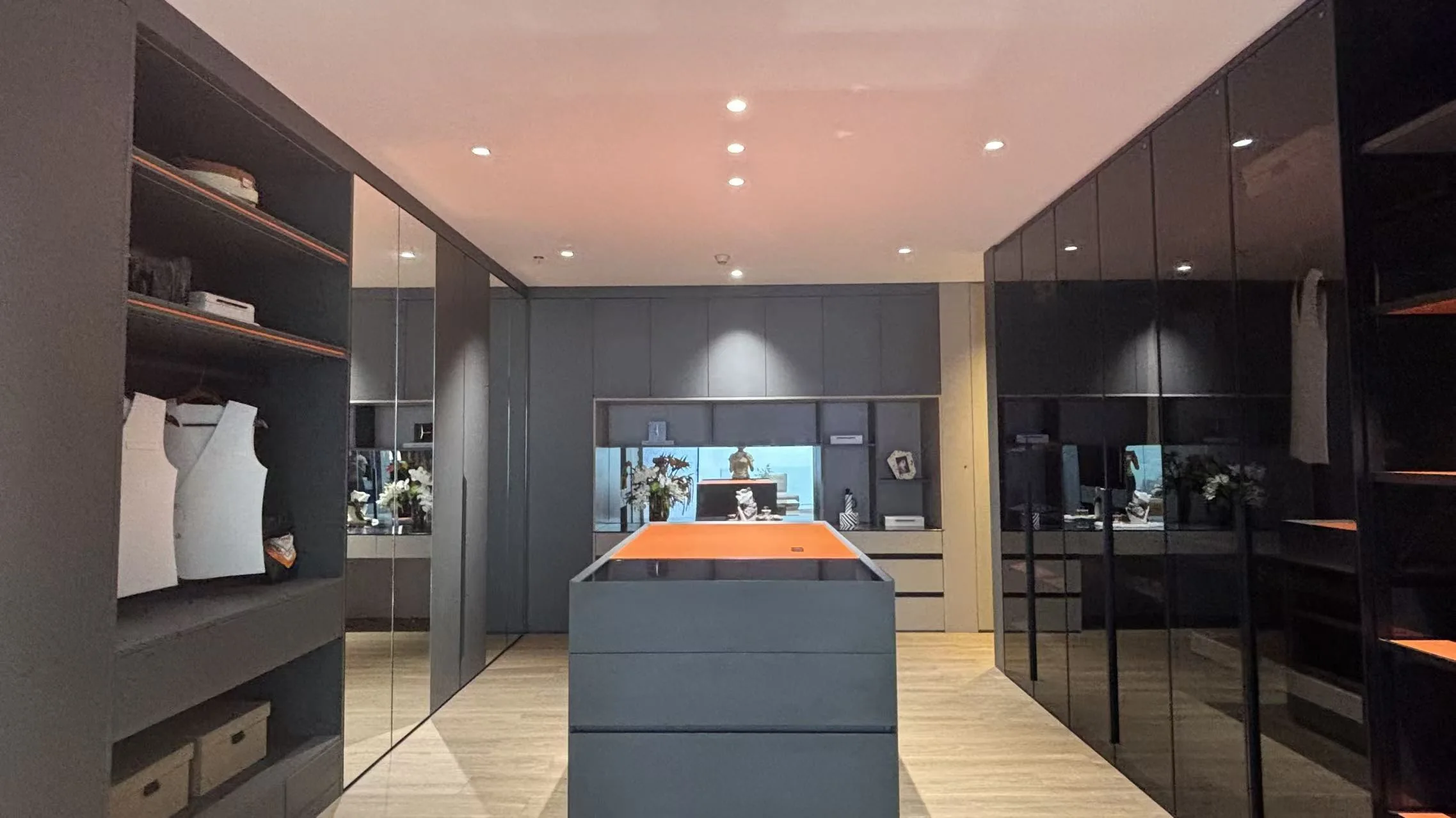First-party Foshan showroom display of wardrobes and closet systems